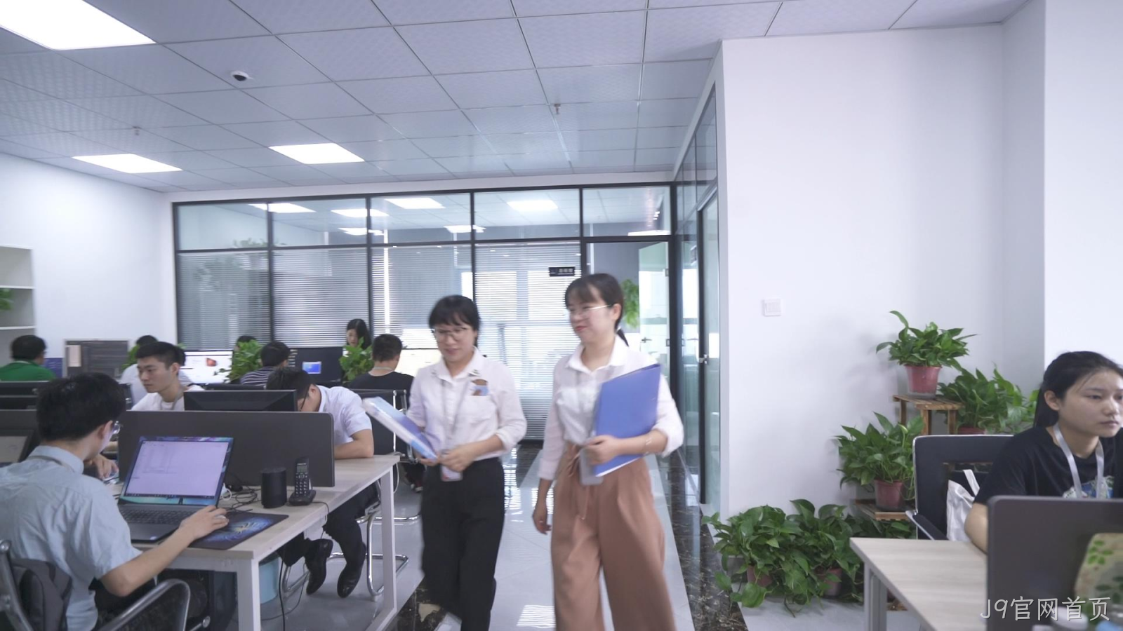 J9官网首页：18 年深耕，让企业数字化转型少走弯路
